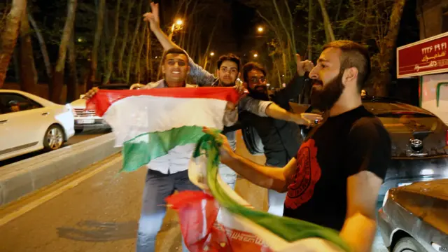 ایرانی نوجوان رات گئے تک سڑکوں پر رقص کرتے اور خوشی مناتے دکھائی دیے۔