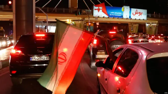 خوشیاں منانے والوں نے ایران کے قومی پرچم اٹھا رکھے تھے اور گاڑیوں کی بہتات کی وجہ سے تہران شہر میں ٹریفک جام ہوگیا۔
