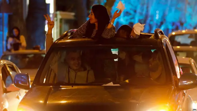 جشن منانے والوں میں نوجوانوں کے علاوہ بزرگ اور بچے بھی شامل تھے۔