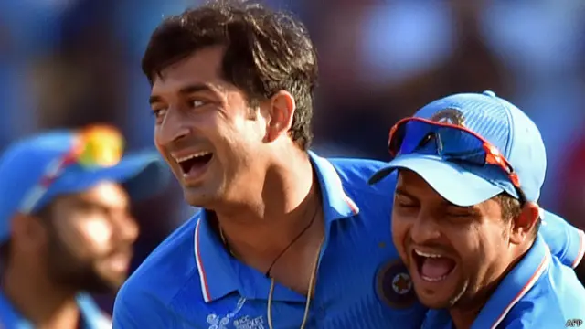 सुरेश रैना के साथ मोहित शर्मा.