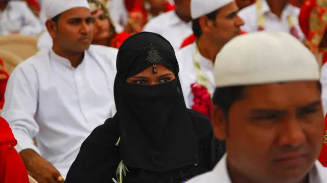  شیو سینا کے لیڈر مسلمانوں کو پاکستان بھیجنے کا مشورہ اس سے پہلے بھی اویسي کو دے چکے ہیں جب انہوں نے مسلمانوں کے لے ریزرویشن کا مطالبہ کیا تھا