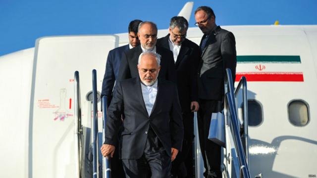 محمدجواد ظریف،‌ وزیر امور خارجه ایران، و اعضای تیم مذاکره کننده ایرانی امروز جمعه به ایران بازگشتند. 