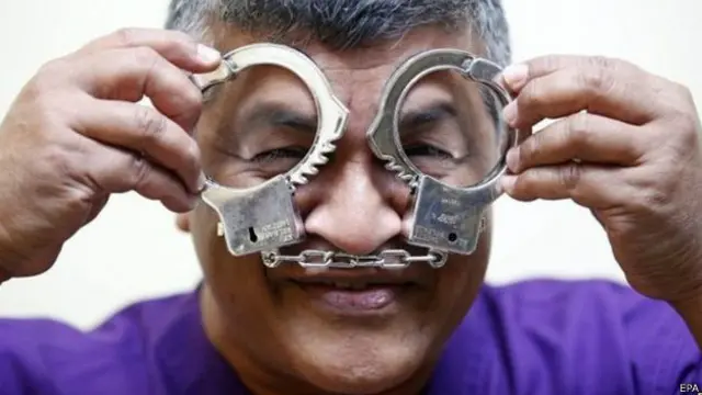Zunar diancam dengan sembilan dakwaan atas sembilan kicauan di media sosial.