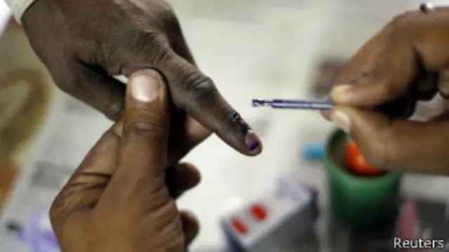 चुनाव में वोट देने को तैयार होता वोटर