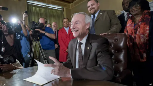 Аса Хатчинсон