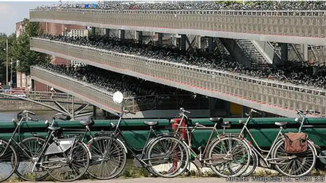 Гигантская парковка для велосипедов в Амстердаме