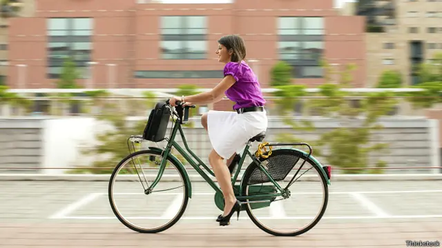 Девушка на велосипеде в городе