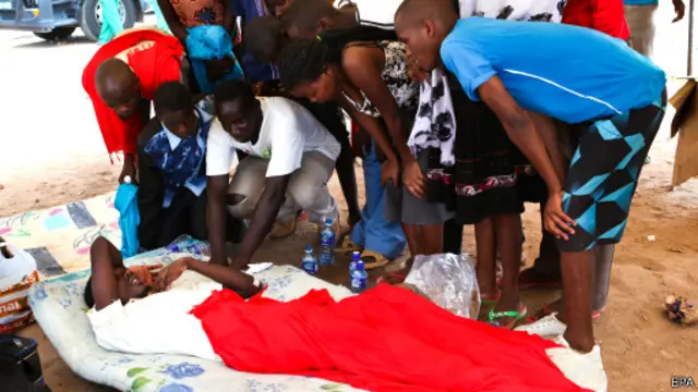 肯尼亚加里萨一所大学遭袭，图为一名幸存者。