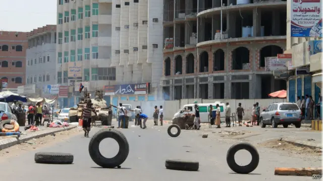 اطلاعات کے مطابق حوثی باغیوں کو عدن کے بعض اہم مقامات سے پیچھے دھکیل دیا گیا ہے