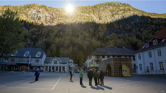 Три гигантских зеркала на горе направляют солнечный свет на норвежский городок