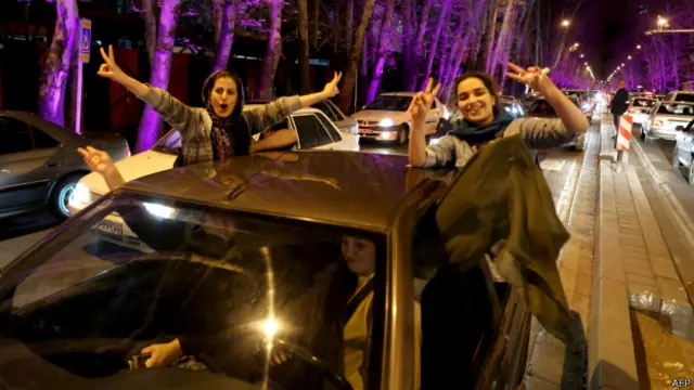 समझौते पर सहमित बनने के बाद ईरानी राजधानी तेहरान में जश्न का नज़ारा था