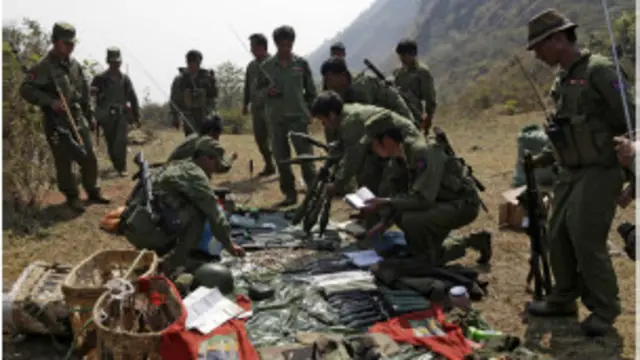 ကိုးကန့်တပ်ဖွဲ့ဝင်တွေ လက်နက်ခဲယမ်းတွေကို စစ်ဆေး ကြည့်ရှုနေ