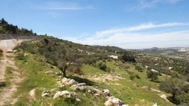 المحكمة أمرت وزارة الدفاع بالبحث عن مسار آخر للجدار العازل