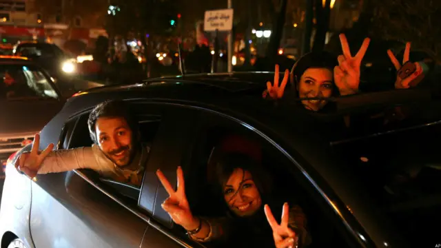 معاہدے کے خبر سن کر بہت سے ایرانی سڑکوں پر نکل آئے اور اپنی خوشی کا اظہار کیا