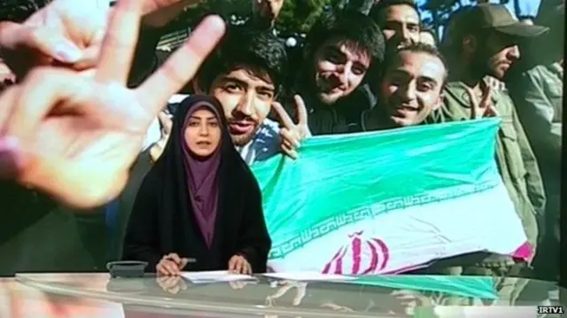 تلویزیون ایران تصاویری از استقبال مردم از جواد ظریف، وزیر خارجه را نشان داد