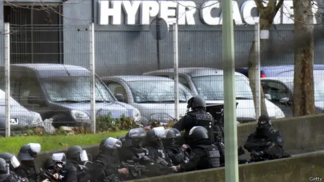 Подготовка к штурму кошерного супермаркета в Париже в январе 2015 года