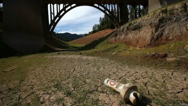 En la imagen una boya sobre el lecho de lo que fue el lago Shasta.