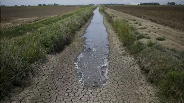 Los críticos creen que el plan de ahorro no tendrá éxito porque no es obligatorio para los agricultores, los mayores consumidores de agua.