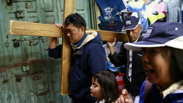 حجاج يحيون عيد القيامة في درب الآلام بالقدس