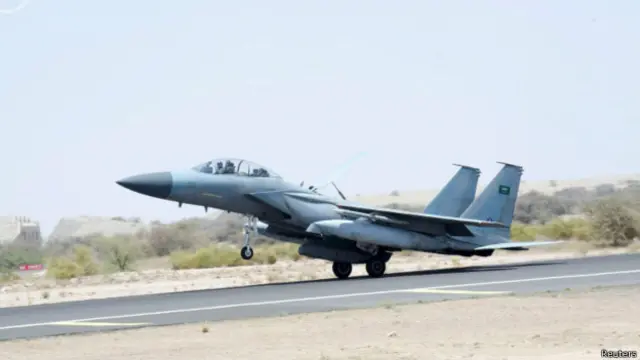 Los sauditas han lanzado armas desde el cielo para ayudar a las fuerzas del gobierno.