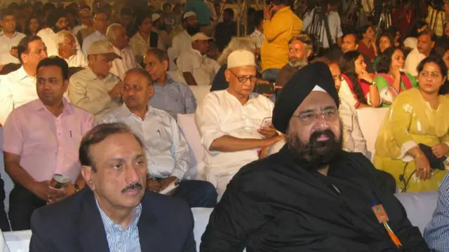 یہاں اشفاق حسین اور خوشبیر سنگھ شاد کو دیکھا جا سکتا ہے