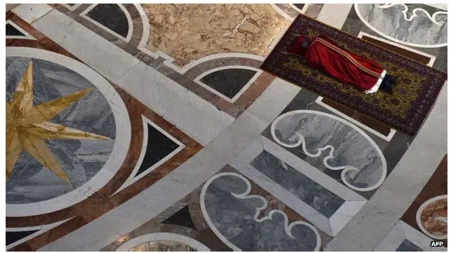 Paus Fransiskus bersimpuh di lantai saat perayaan Jumat Agung di Vatikan