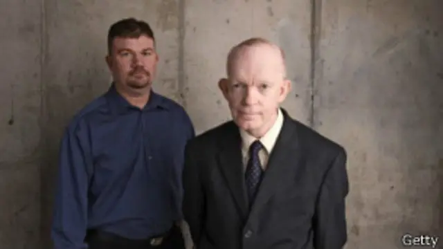 Matt Leininger (izq.) con Mark Landis, en 2014.