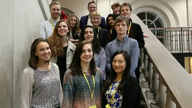 陈诗琪(前排右一)与伦敦国际戏剧节(LIFT)的同事在一起