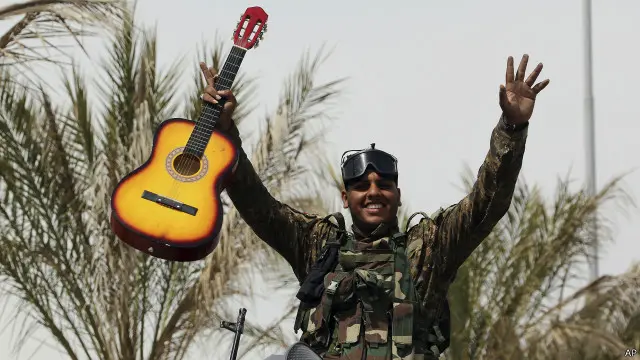 سرباز عراقی در حال شادمانی بعد از پس گرفتن تکریت