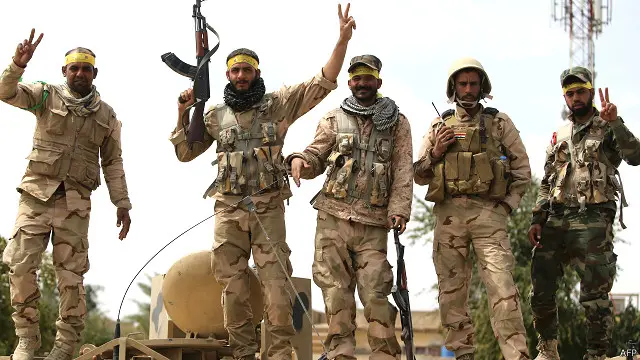 تکریت میں عوام کا کہنا ہے کہ شہر کو آزاد کرانے والے اس وقت سے گاڑیاں چوری اور سرکاری عمارتیں چھان رہے ہیں