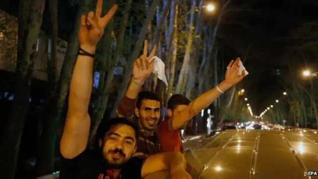 ایرانیان په سړکونوکې په لمانځنې بوخت دي خود اتومي هوکړې دجزییاتو لیکل لا څو نورې هفتې هم غواړي