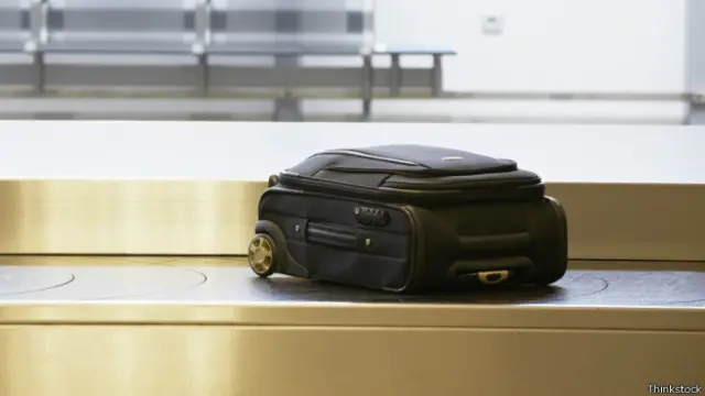 Maleta solitaria en un aeropuerto