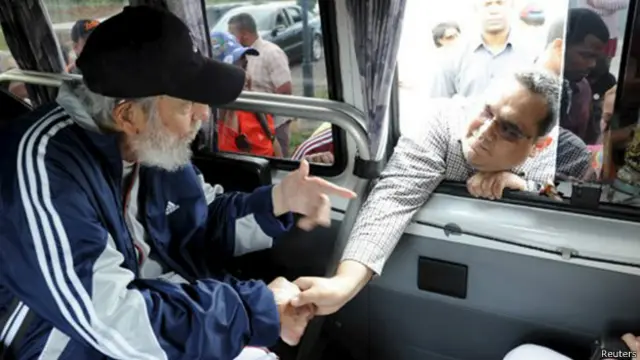 د کیوبا خبري رسنیو دا ځل د کاسټرو انځورونه خپاره کړي، دي، چې په موټر کې سپور دی ، د بیسبال لوبې جامې یې اغوستې دي او له کړکۍ نه د وینزویلا له پلاوي سره روغبړ کوي.