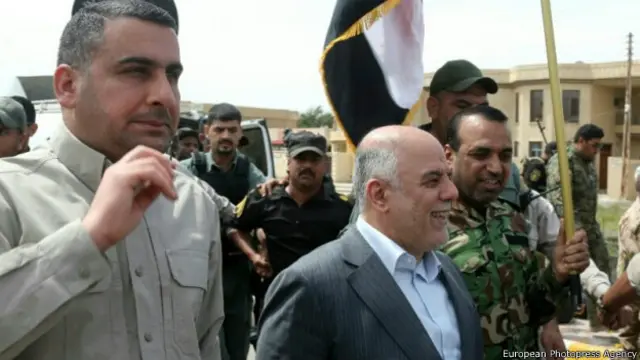 Премьер-министр Ирака Аль-Абади в только что освобожденном от ИГ Тикрите