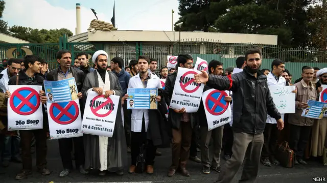 تجمع بسیجی‌ها مقابل سازمان انرژی اتمی ایران