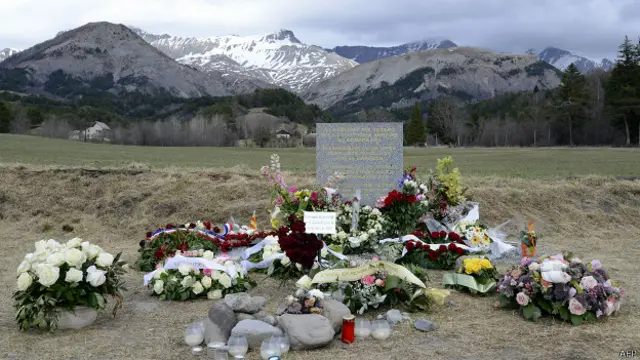 Цветы у мемориального камня в память погибших пассажиров Germanwings