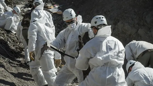 Спасатели и следователи работают на месте крушения самолета авиакомпании Germanwings