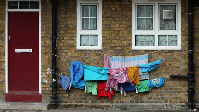 Детские вещи сушатся во дворе дома