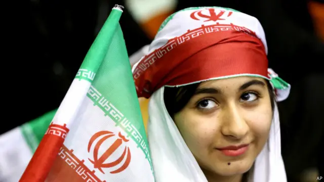 ایران په ۱۹۷۹ کال له اسلامي انقلاب وروسته د نارینه وو فوټبال سیالیو کې پر ښځینه نندارچیانو بندیز ولګاوه.