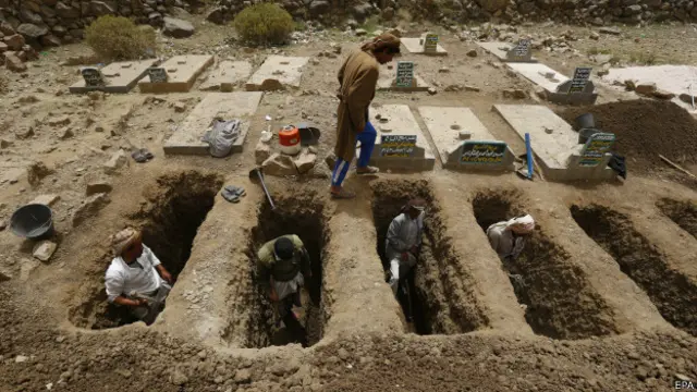 也门当地为死者挖的墓地