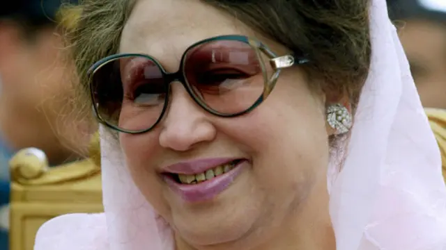 سابق وزیراعظم کی جماعت بنگلہ دیش نیشنل پارٹی (بی این پی) کا کہنا ہے کہ گرفتاری کے احکامات کے پیچھے سیاسی محرکات ہیں