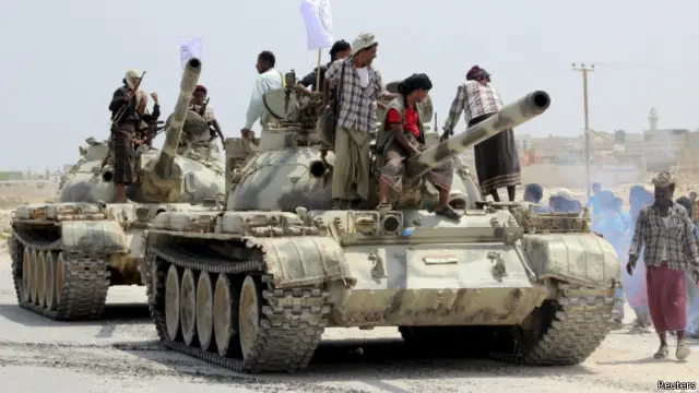 رجال قبائل يمتطون دبابات استولوا عليها من الجيش اليمني