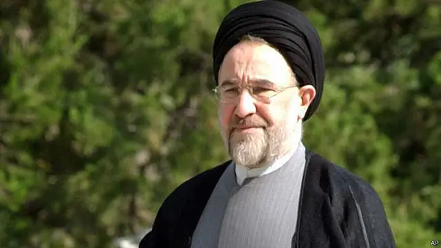 بسیاری از محافظه‌کاران نزدیک به رهبر ایران، از محمد خاتمی به عنوان یکی از "سران فتنه" نام می‌برند