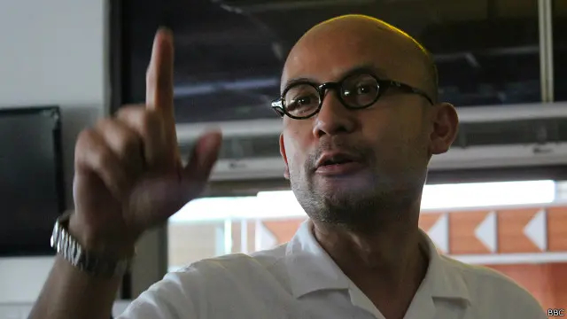 Juru bicara Kementerian Luar Negeri RI, Arrmanatha Nasir, mengatakan pihaknya bakal segera memberitahu Kedutaan Besar Cina di Jakarta perihal penangkapan delapan ABK oleh TNI AL.
