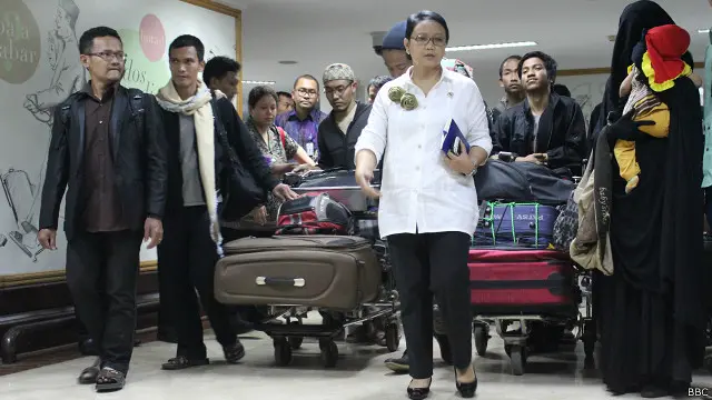Menteri Luar Negeri Retno Marsudi, yang menjemput langsung rombongan WNI di bandara, mengatakan, masih ada sekitar 3 ribu orang warga Indonesia yang berada di Yaman.