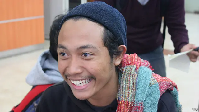 "Awalnya saya tidak mau pulang. Cuma gara-gara malam ketiga, saya melihat roket turun ke bawah dan langsung meledak, itu bikin saya takut," kata Azmul Affaf, mahasiswa dari Universitas Darul Ulum Asay Sya'iyyah di Kota Ghulail, di provinsi Hudaidah, Yaman.