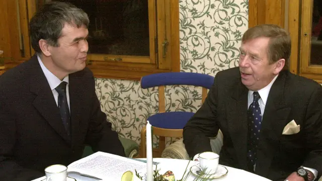 2001 йил 12 декабрида Прага қамоқхонасидан озод этилган Муҳаммад Солиҳни Чехия Президенти Вацлав Ҳавел қабул қилади