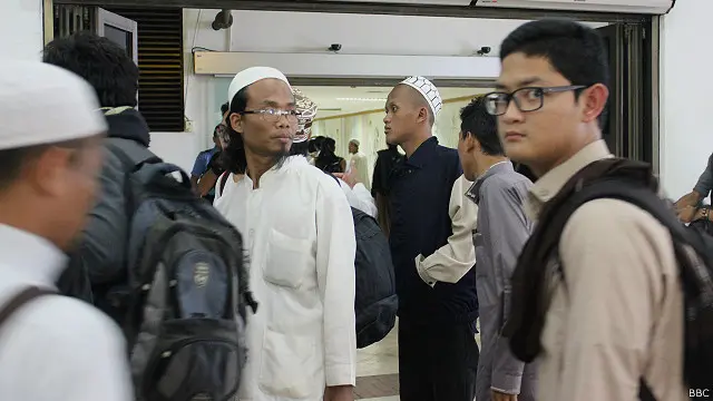 Berjumlah sekitar 110 orang, mereka adalah rombongan pertama warga Indonesia yang berhasil dievakuasi dari Yaman menyusul peperangan yang mengoyak negara itu.