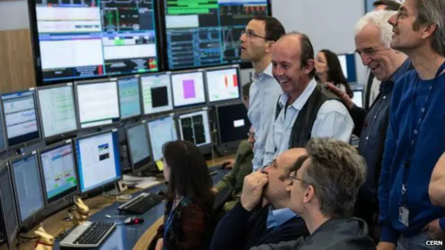 دانشمندان در مرکز کنترل سرن