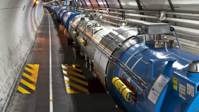 تونل برخورددهنده بزرگ هادرونی که پرتو پروتونی با سرعتی نزدیک به نور در آن در حال گردش است